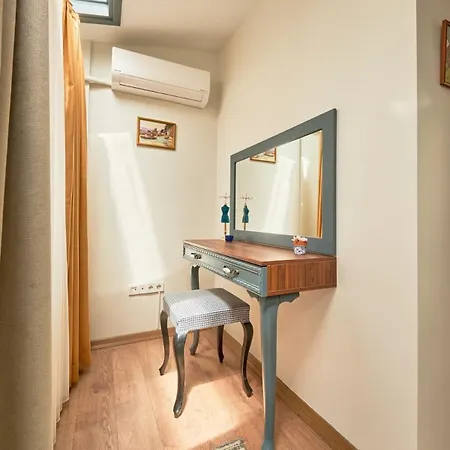 Modern Furnished Historical House Стамбул