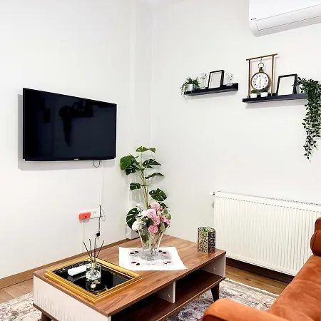 Modern Furnished Historical Building וילה